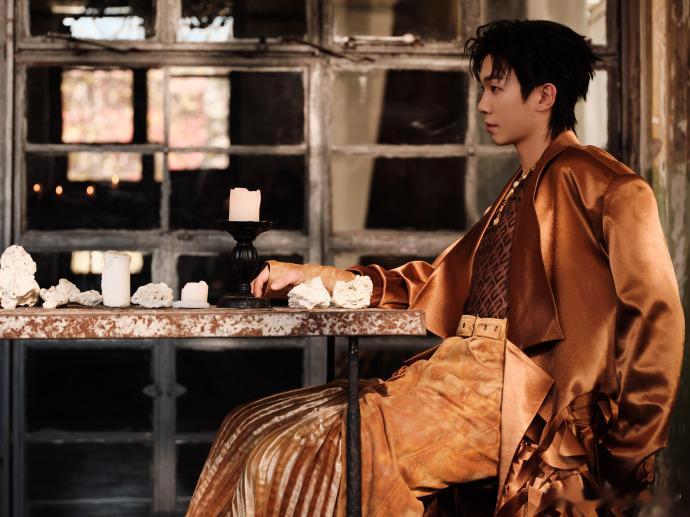 《国王》一响起，就好像魔法般让整个舞台瞬间沸腾起来，白举纲用他的摇滚嗓子彻底征服