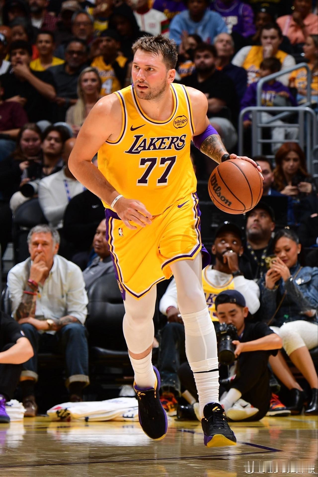 湖人这场打得是真烂！11月13日客场挑战雷霆，赛前湖人排名西部第四，雷霆高居联盟