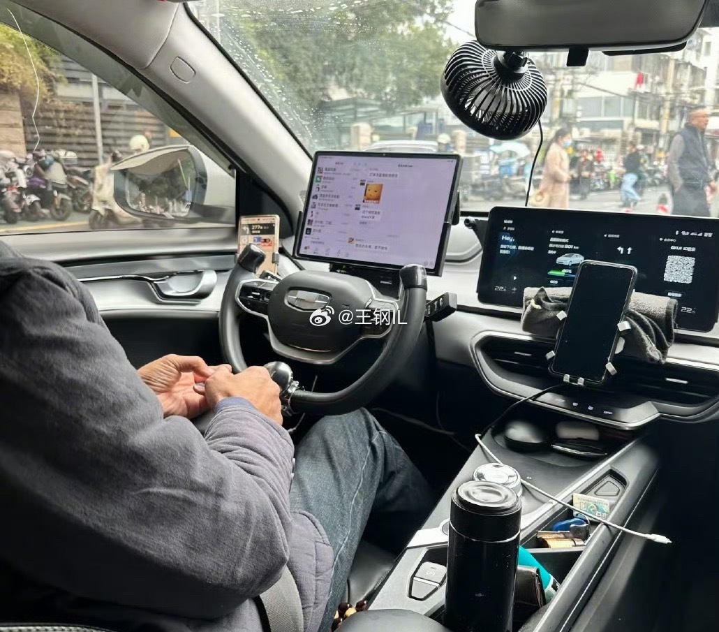 这个司机为了能看清楚自己改装的ipad，把方向盘直接给切开了。我第一反应是这也太