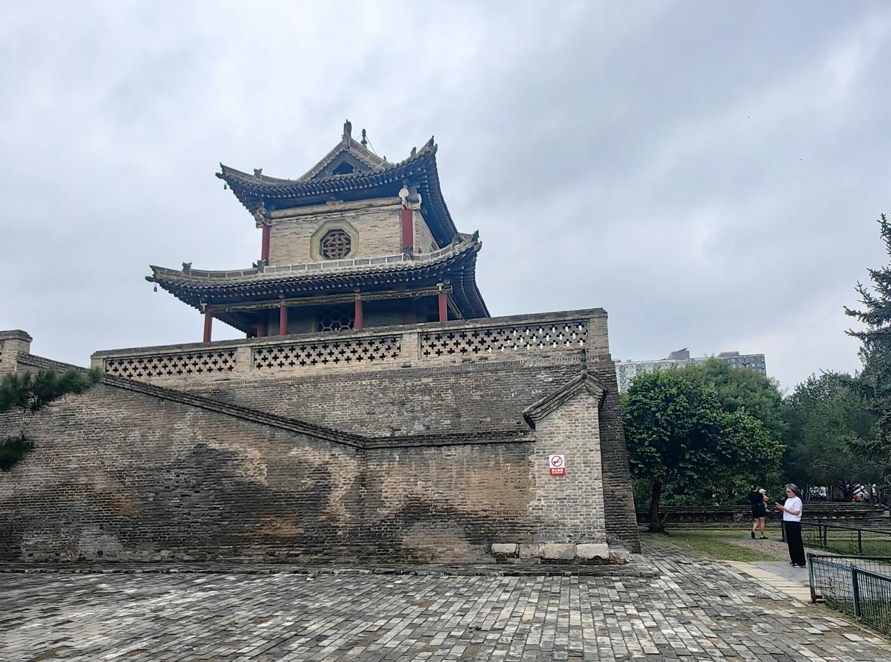 当今的股市，最大的问题不是投资者的素质问题，而是上市公司的质量问题。中国的股民虽