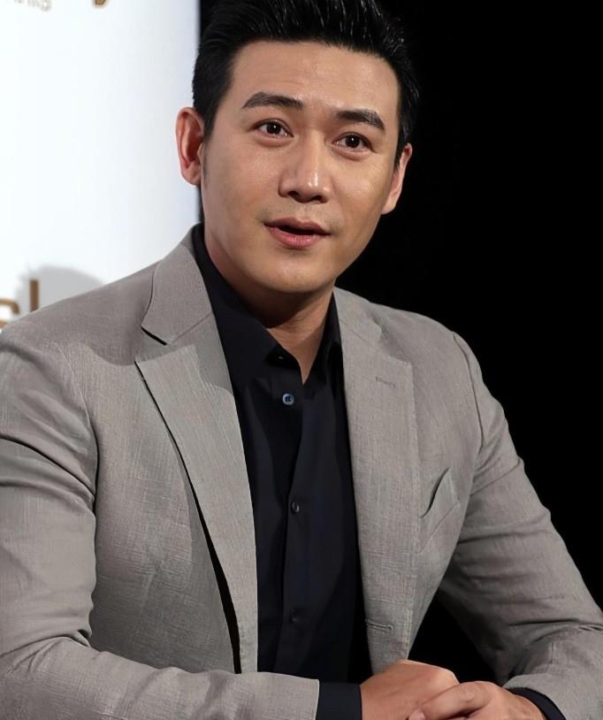 陆毅真的好帅，50岁了还这么迷人，比严屹宽都要帅气一些。他是男人中的极品，英俊，