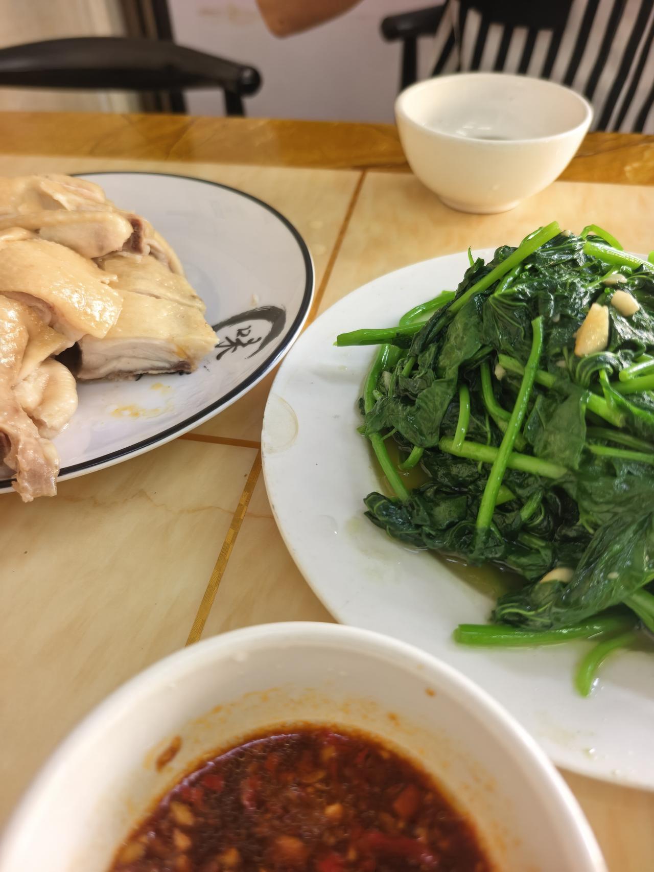 中午吃了海南文昌鸡和清补凉，味道真的挺美味的，特别是这文昌鸡太合我口味了。