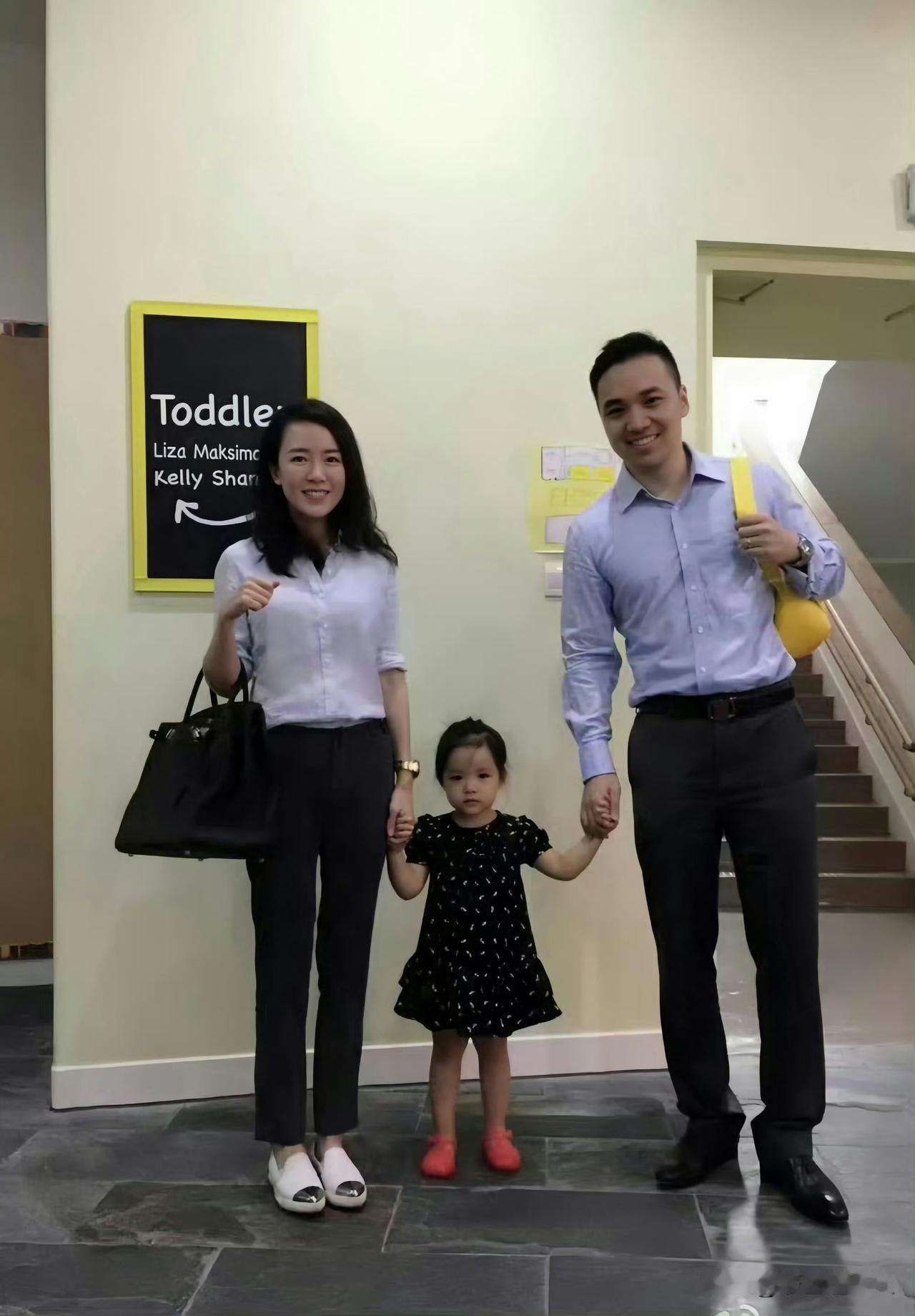 幼初哭着拽衣角，七末笑着挥挥手，时光在眸子里酿出从容。