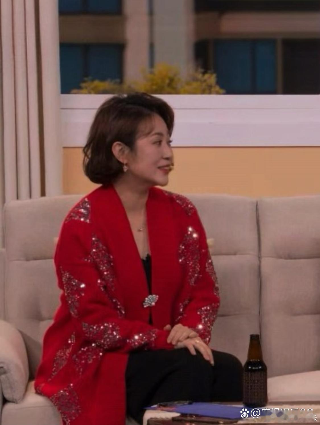 马丽行走种草机，这大红衣服可太喜庆啦必须给妈妈安排 