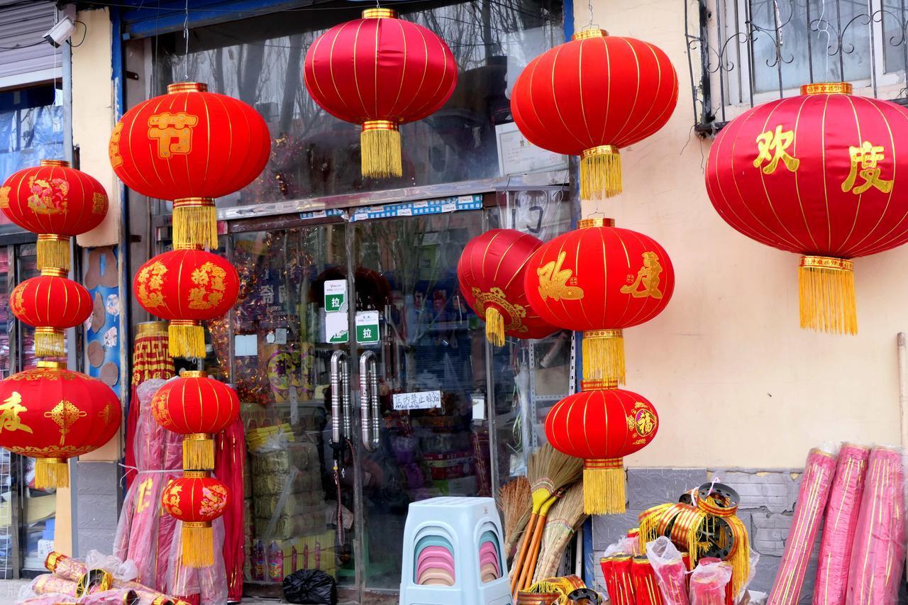 你认为中国年最吸引外国人的是什么我认为中国年最吸引外国人的是那种浸润在骨子里的幸