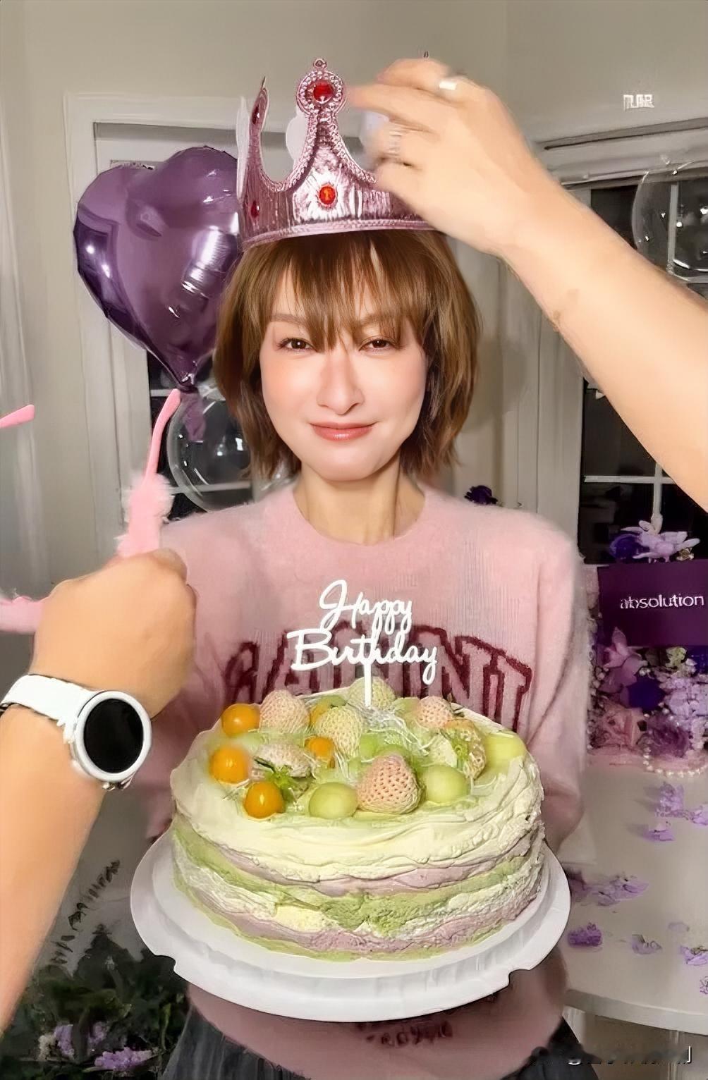 1月29日，吴昕迎来43岁生日，一组生日美照惊艳众人，少女感直接拉满！照片里她笑