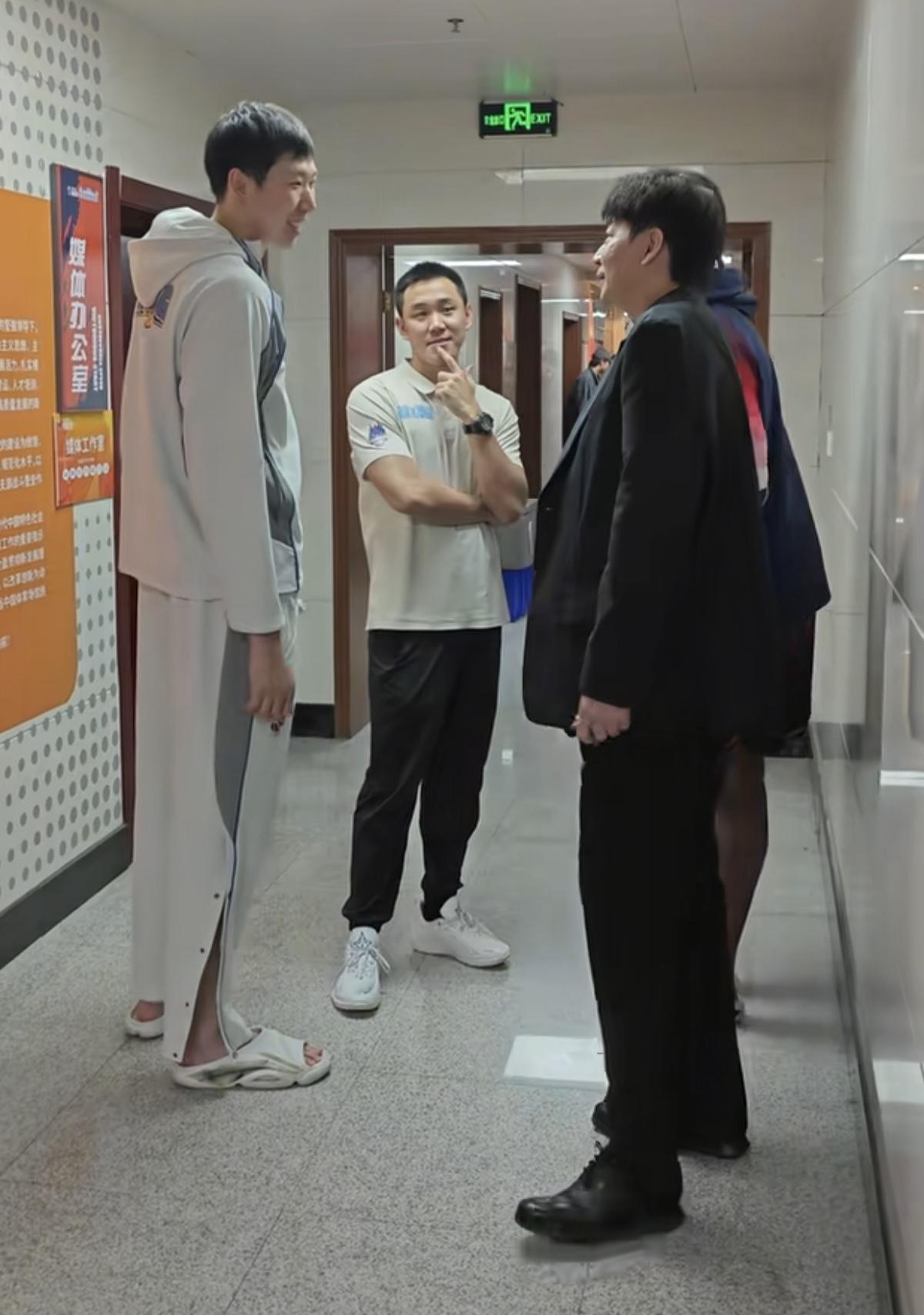 大魔王周琦碰到邱指导，邱指导问他前四有戏吗？他竟然含糊其辞，模棱两可，嘟嘟囔囔地