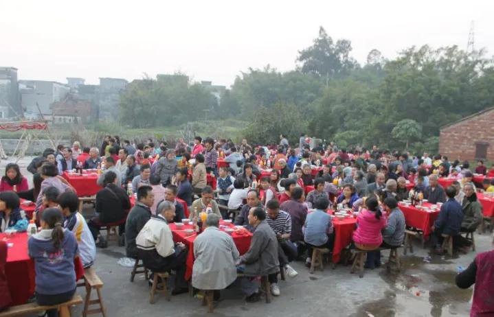 意想不到！昨天，在外面开公司的二叔，因为做生意发财了，这次回来想请全村的人吃饭，