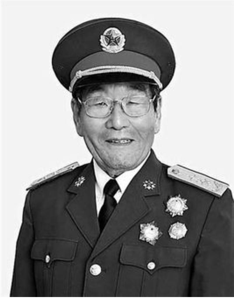 张伯祥是山东莱芜人，1938年参加八路军，同年加入中国共产党。岸堤干校一期学员。
