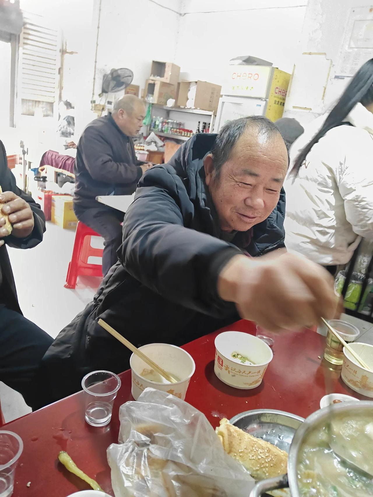 🎈养鸭专业户今年的收入很不错🎈
 
    今天早上，老家的堂兄弟请我们几个