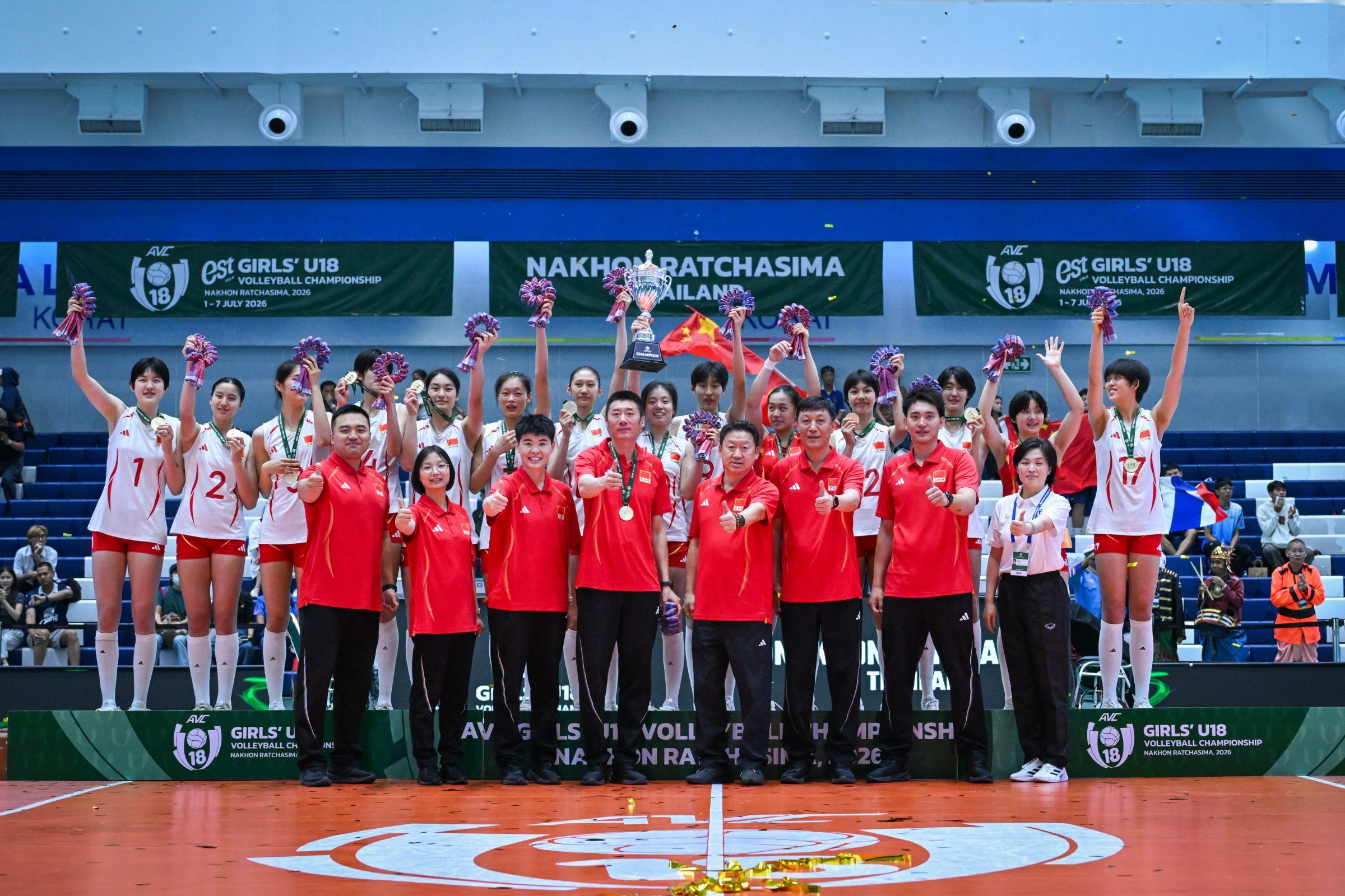 捧杯图不能少，再次祝贺U18中国女排🏆💐中国女排