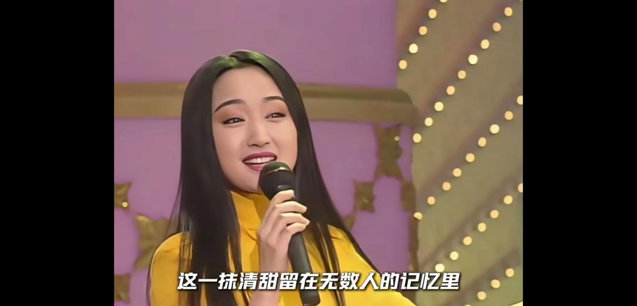 1995年的春晚，24岁的甜妹子杨钰莹演唱“轻轻的告诉你”。那时候杨钰莹是真正的