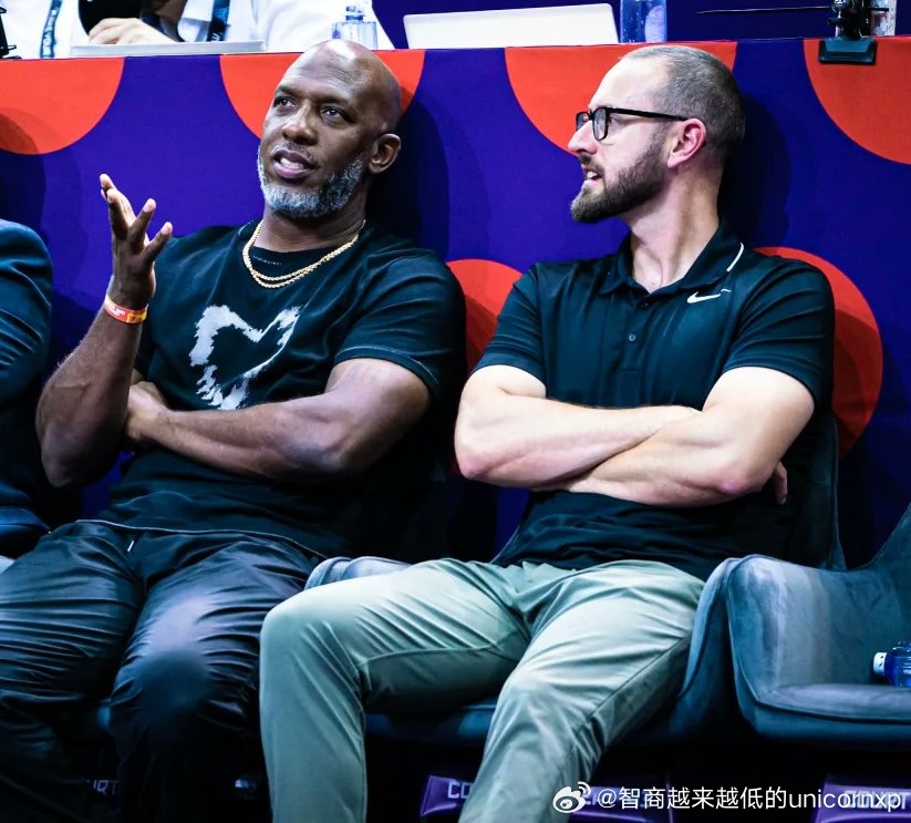 开拓者教练组现场观看了以色列和冰岛的比赛开拓者NBA[超话] ​​​
