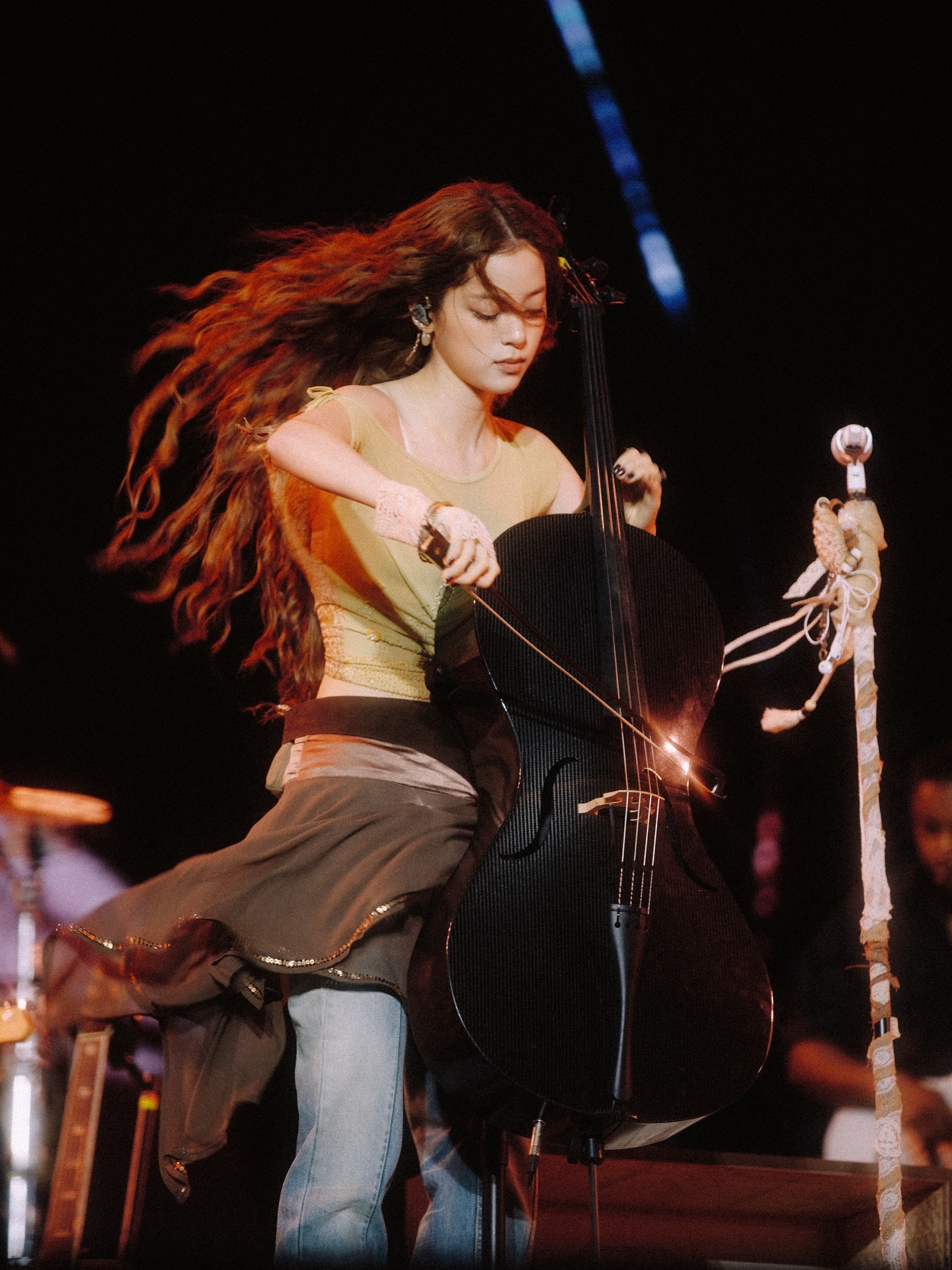 欧阳娜娜迎风歌唱 ​​​