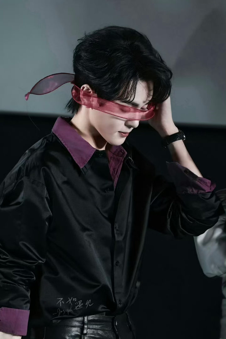 曾舜晞老实人打起脸来最狠了曾舜晞年下脸年上感曾舜晞长着显嫩又乖巧的年下脸，看似软