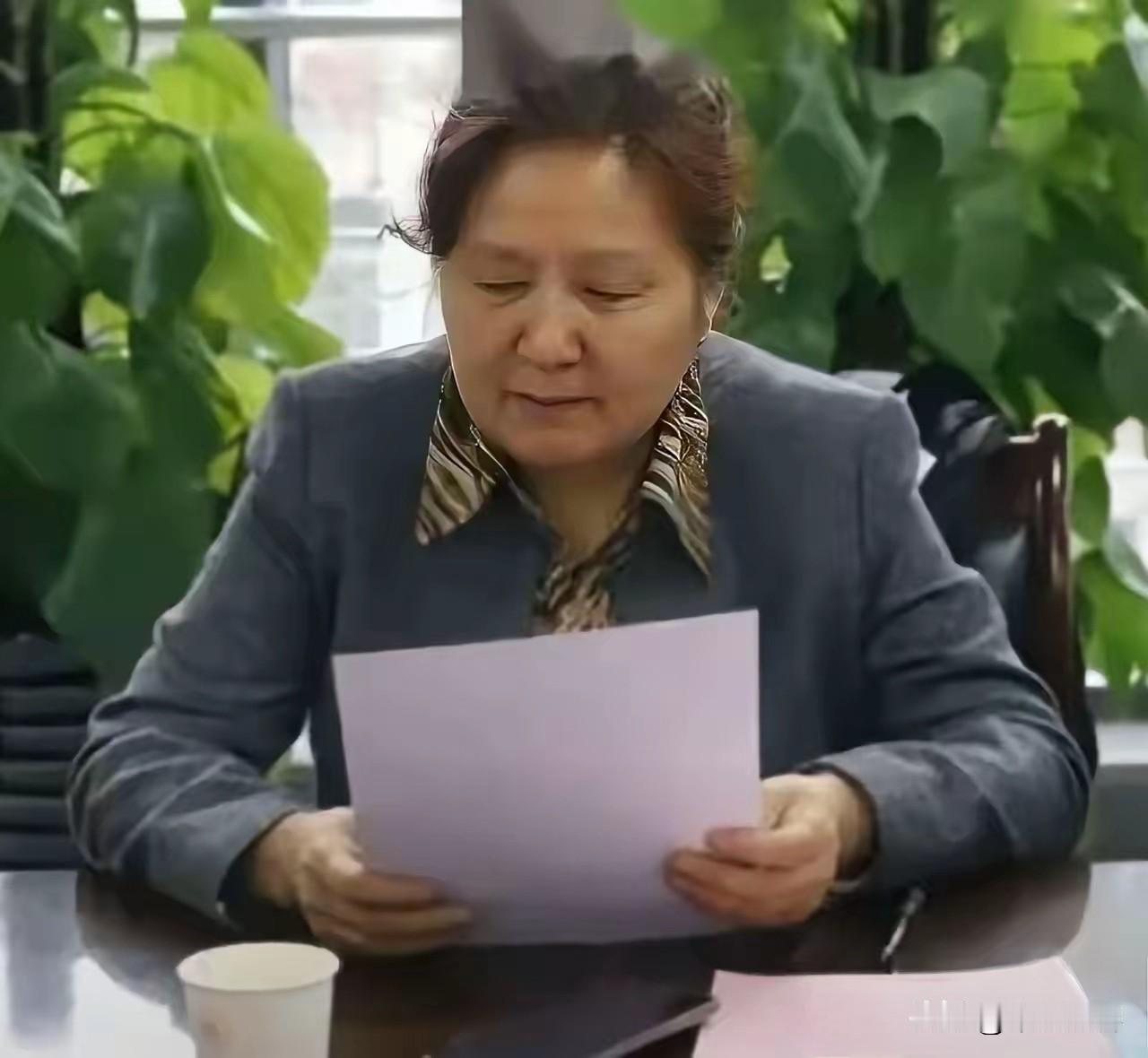 原来她就是指导贾浅浅硕士论文的导师！她叫屈雅君，是陕师大文学院的教授，现在已经退