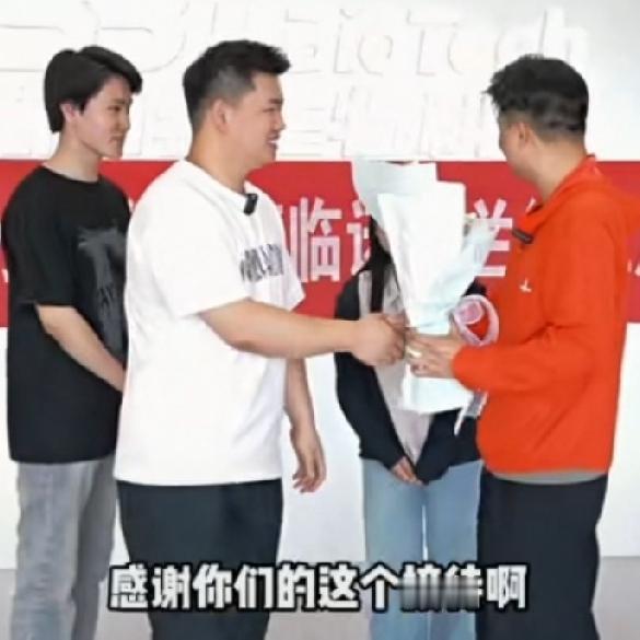 小松和秋秋带着小叔六叔，从越南省城安沛，来到中国大上海，他们游过黄浦江来到山东济