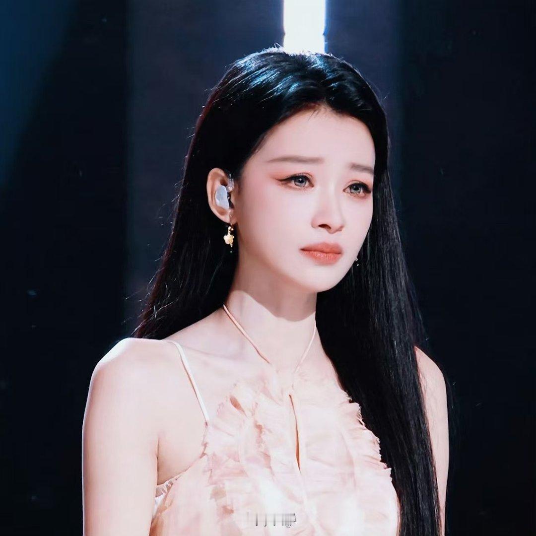 能不能不虐孙怡了 从溃不成声到“很不喜欢站在这里”，孙怡的乘风之旅全是玻璃渣。节