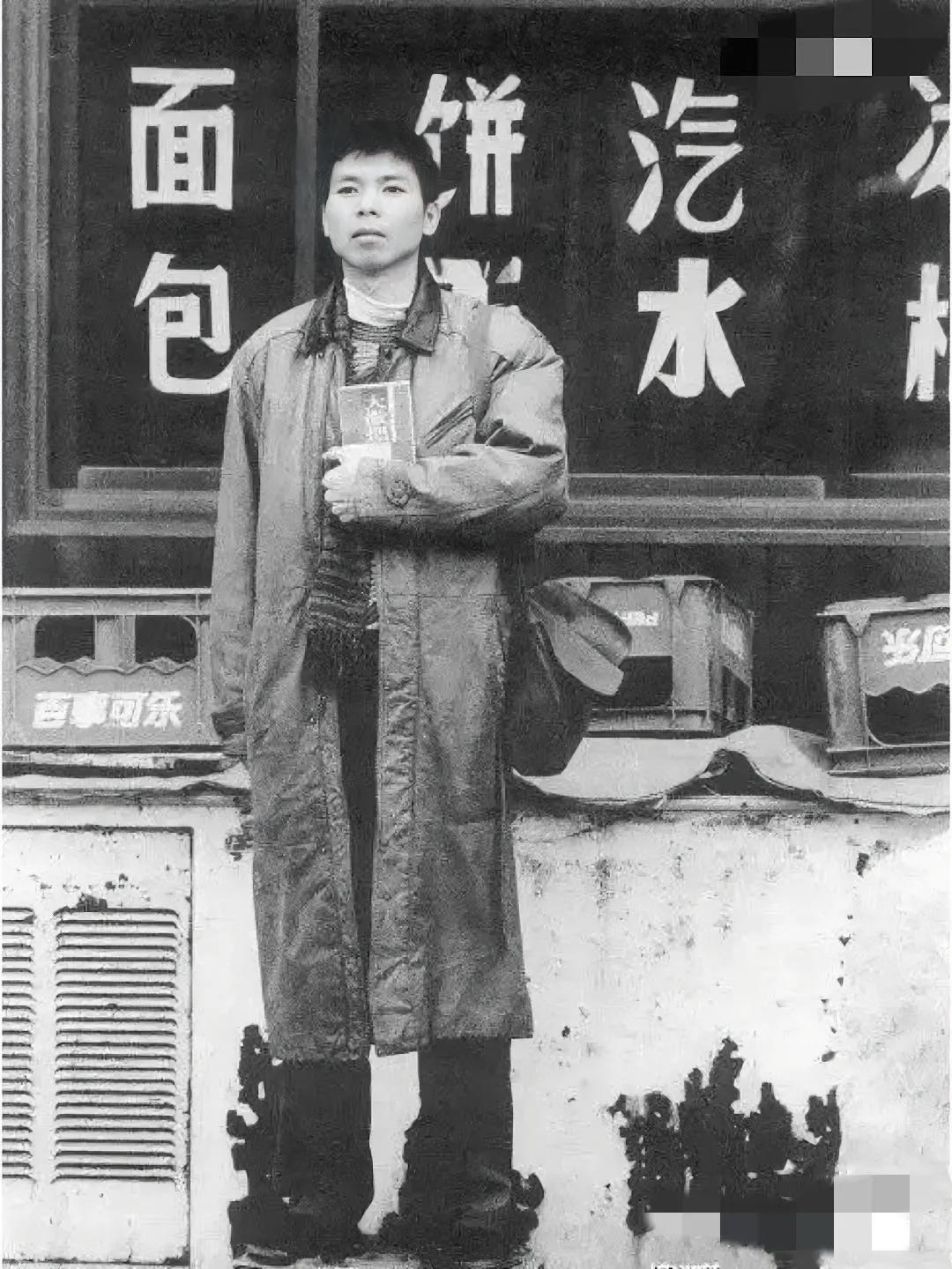 80年代，
一位眼神清澈的有志青年，冯小刚。