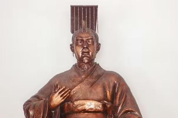 项羽为什么一定要杀义帝？

首先得搞清楚，义帝到底是个什么角色。义帝名叫熊心，是