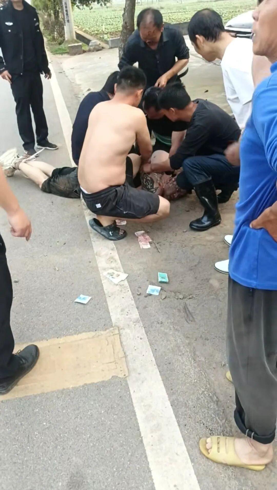 “咬掉鼻子吞入肚中”！湖南20多岁男子情绪失控，对一女子进行殴打，70岁老人见状