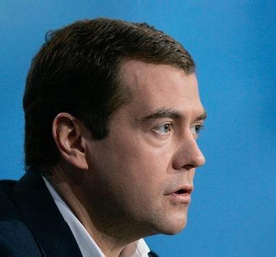 俄罗斯前总统梅德韦杰夫1月5日发文说：“美国总统特朗普团队在谋求本国利益时行事强