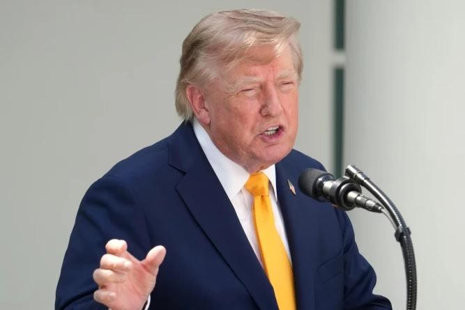 美国已清除霍峡所有水雷，封锁、制裁及护航是未来仨月对伊朗策略。
据美国广播公司新