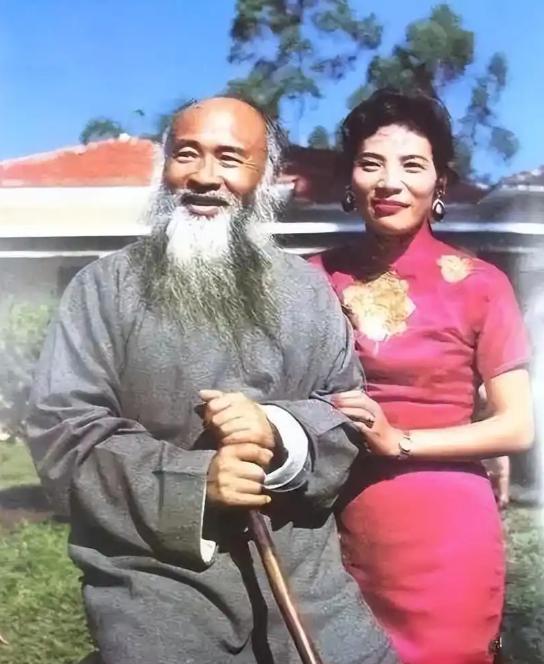 1922年，黄凝素嫁给张大千，刚成婚没多久就怀了身孕，孩子接二连三地生下来，前后