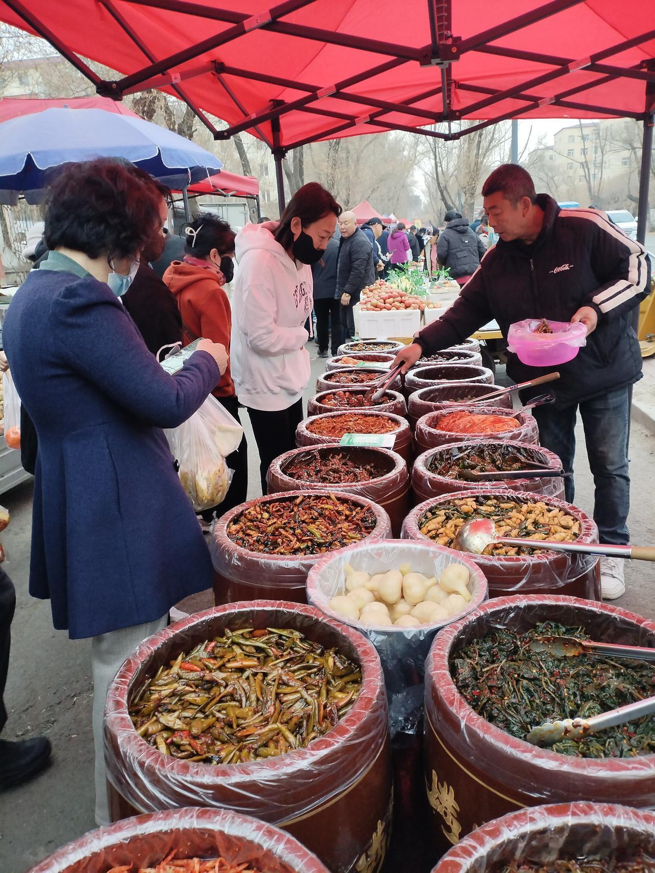 勾乡思
五光十色咸菜缸，
浸人肺腑散清香。
尚未入口魂已醉，
请续句……
（倘若