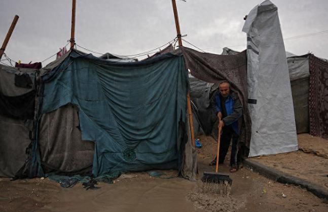 加沙这波真的太惨了，风暴“拜伦”一顿狂虐把本就活在战火里的巴勒斯坦人，直接逼到了