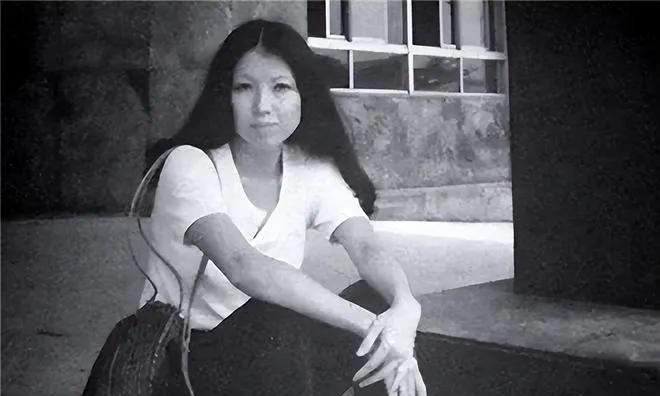 1971年，28岁三毛在美国游学。深夜，一个男人悄悄的摸进了她的房门。三毛全身颤