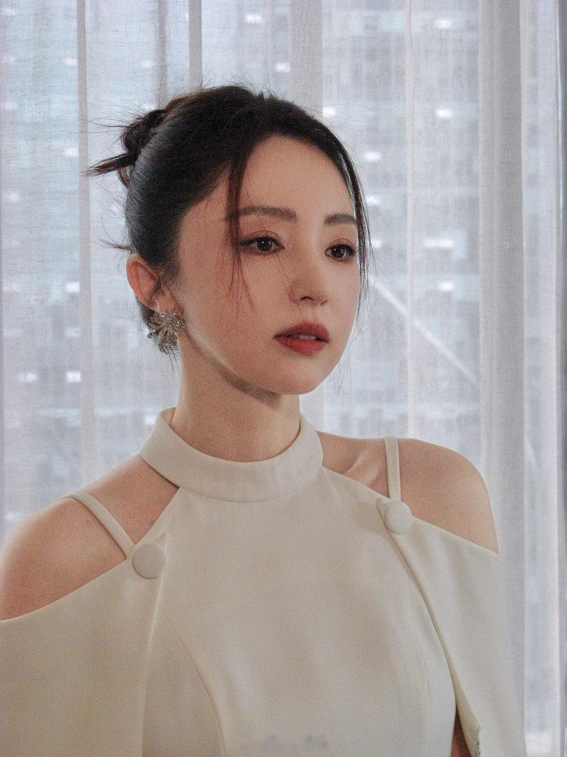 董璇 