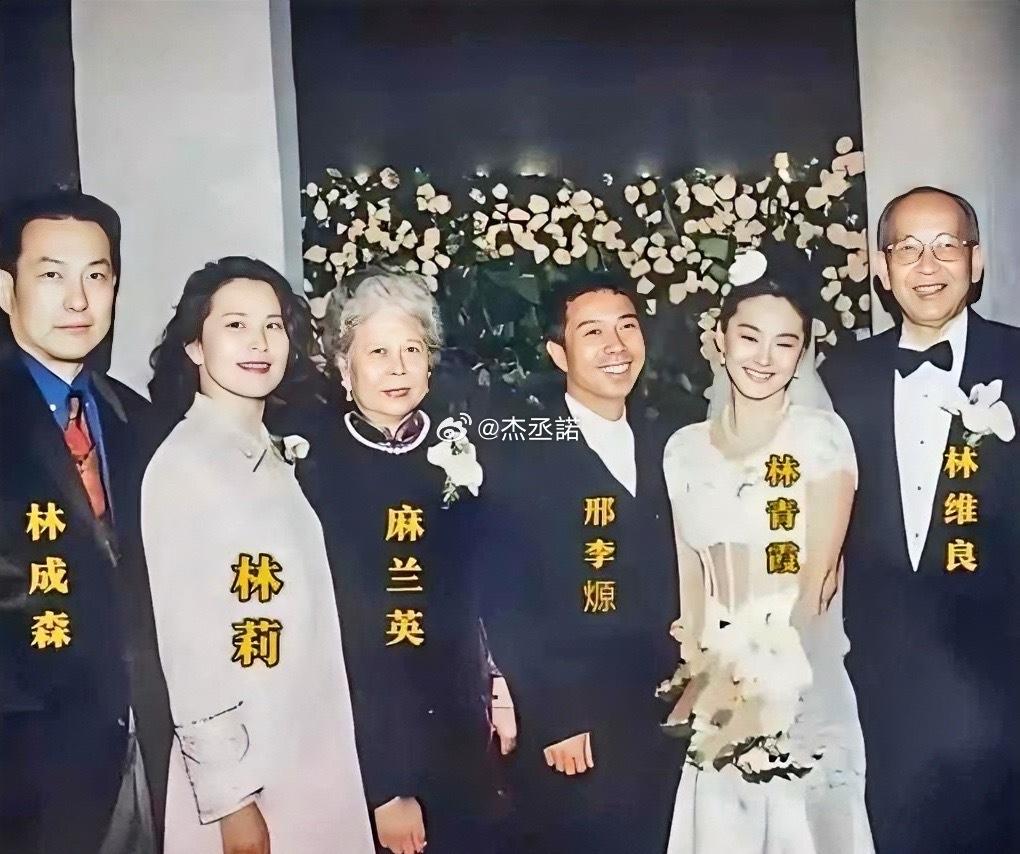 从这张老相片上看出来了，
大美女随爸爸，
这是她40岁大婚的时候一点还是很年轻漂