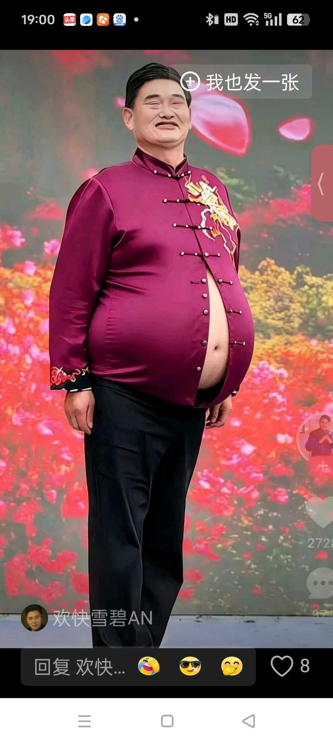 为什么朱之文敢拿起笔秀书法?
   被人当猴儿耍。就是一个玩偶，供人们看他出丑的
