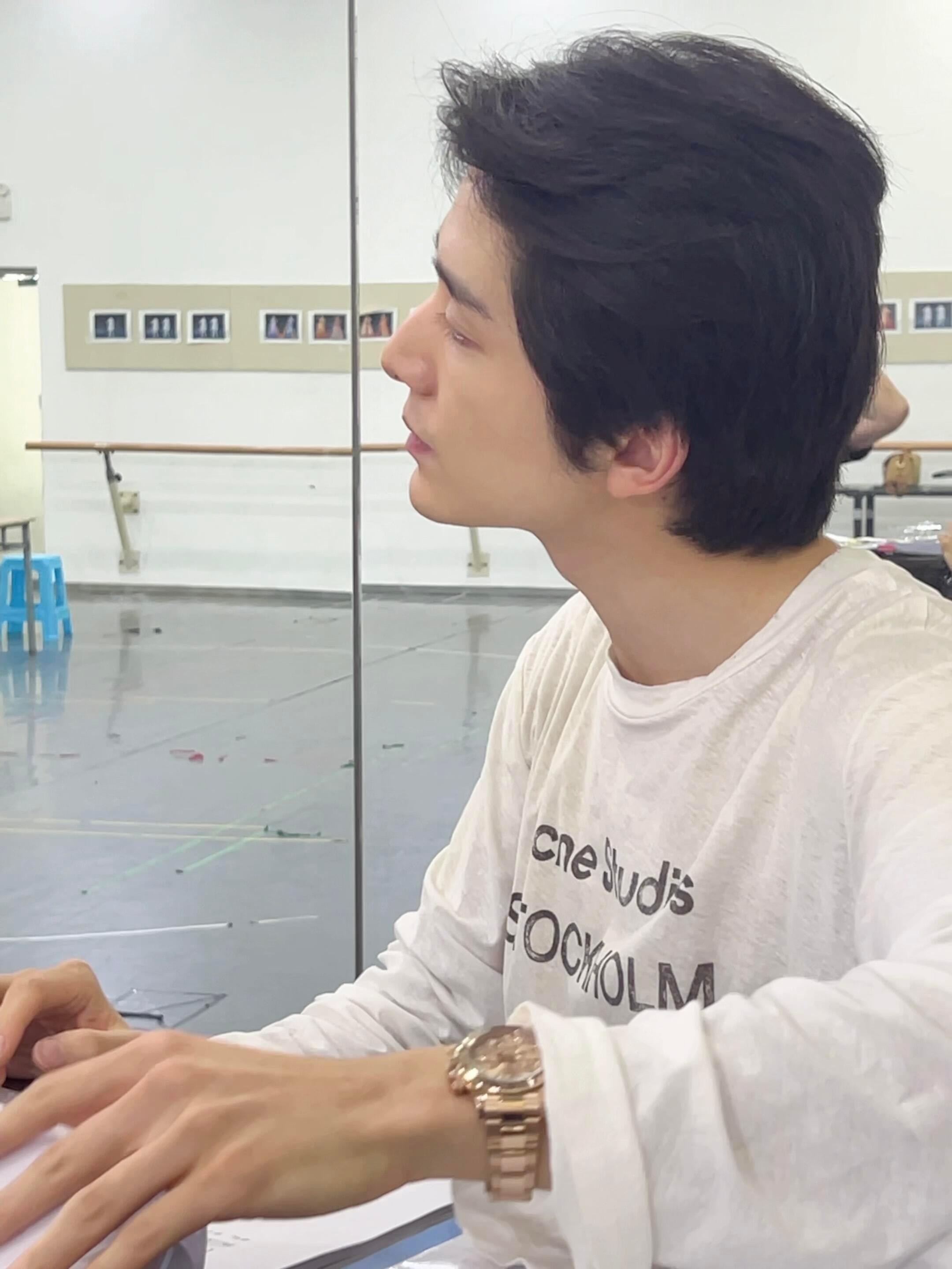 网友路过舞蹈室偶遇音乐剧学长张新成张新成 ​​​