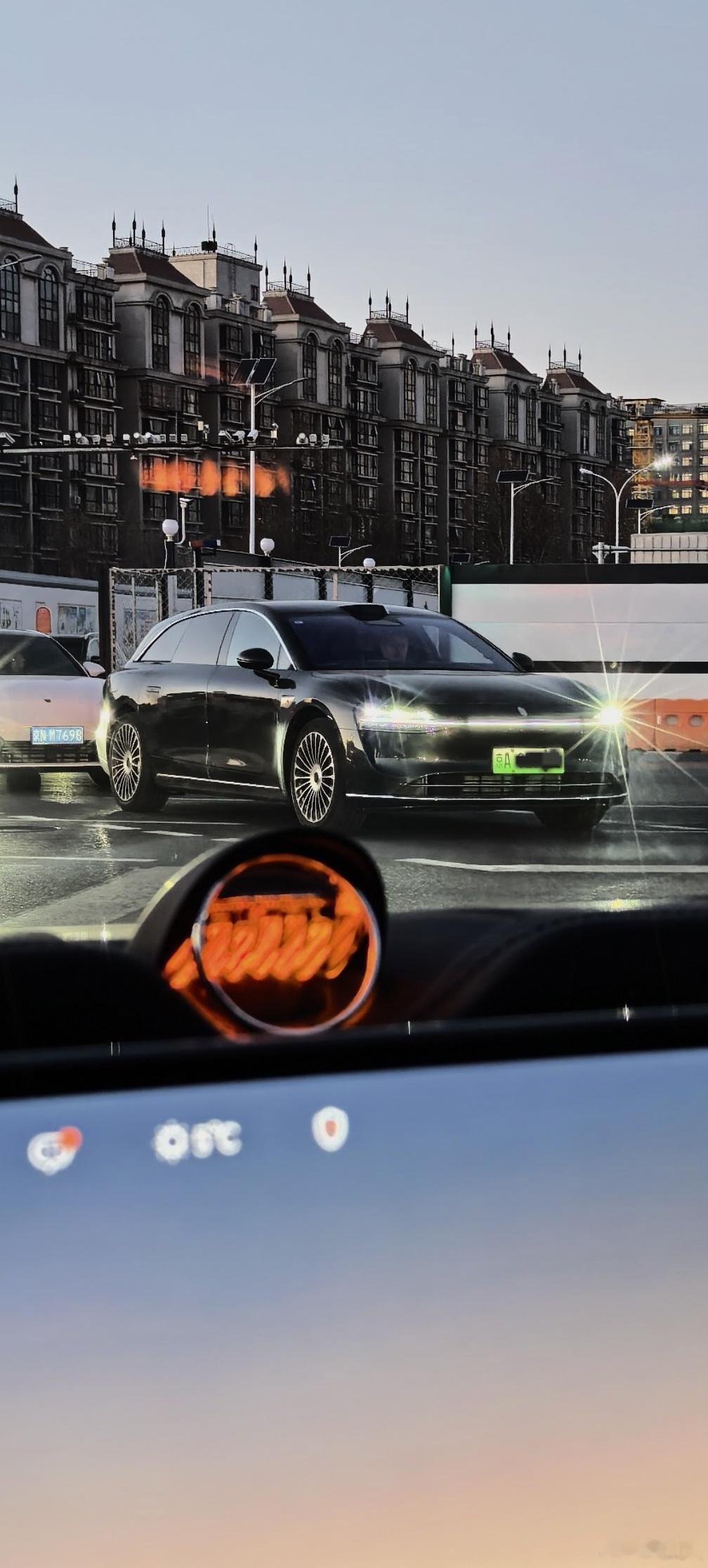 知道在同一个路口对向待转区，同款、同色的车和你一样排第一等绿灯是什么感觉吗？今天