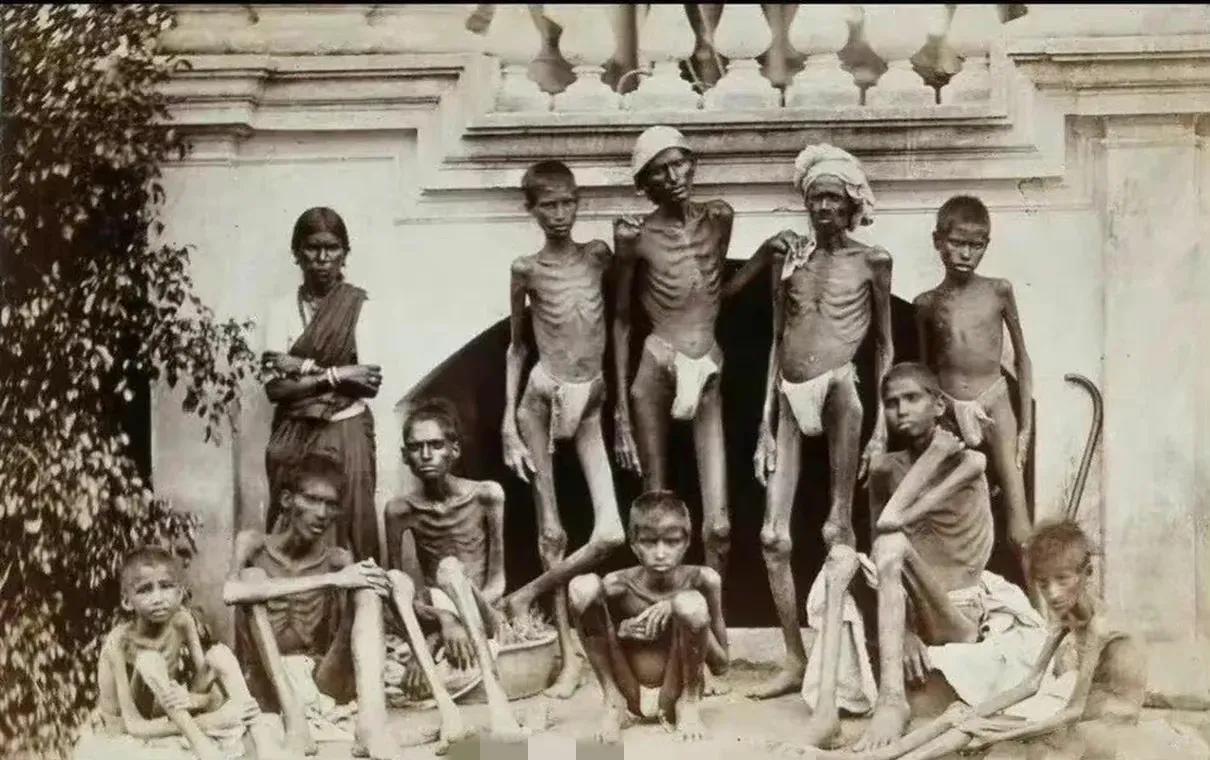 这是1878年，美国农场的黑人奴隶，照片中的他们瘦得就像一根麻秆，他们往往在白人