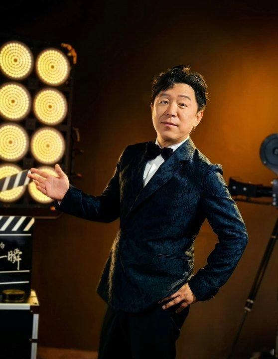 黄渤 有人给发加班费吗为黄渤的幽默点赞！“有人给发加班费吗” 简单一句却超有画面