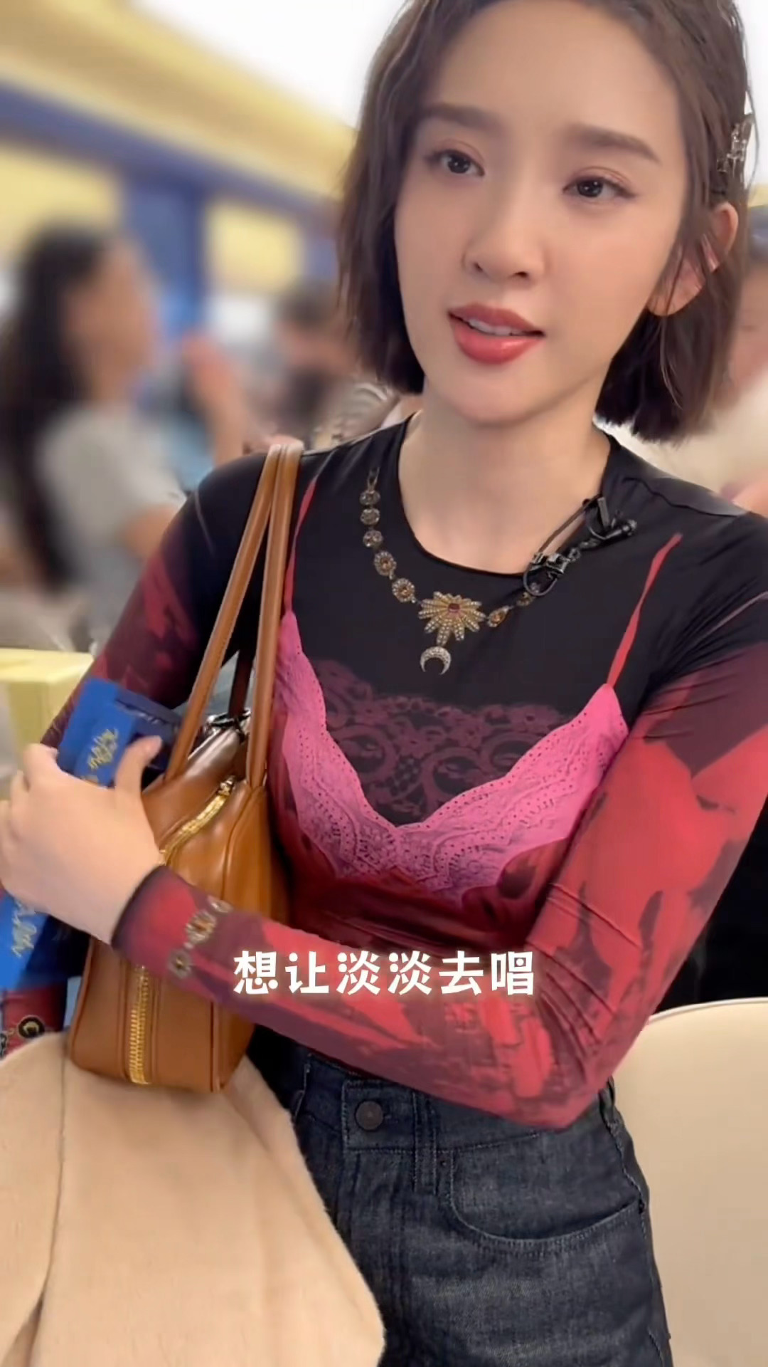 所以姐姐们是都争取了队长秀让其他人上 但节目组不同意 唐艺昕这组说了是想让淡淡上