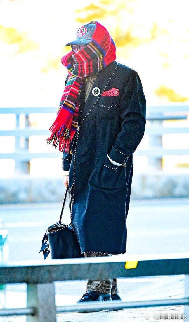 权志龙穿的好暖和权志龙时装周最会保暖的男人 权志龙今日出发 2026 巴黎时装周