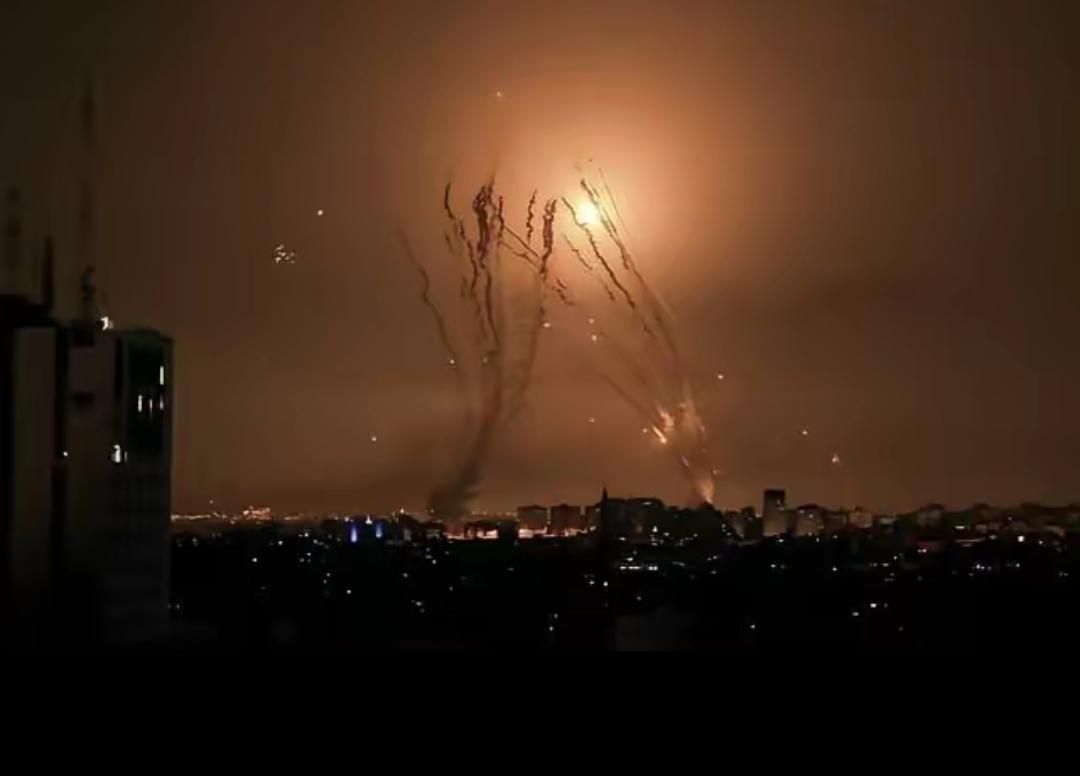 这场战争最终还是走到了这一步！美以两国开始打击伊方的重要能源设施了！  
这就意