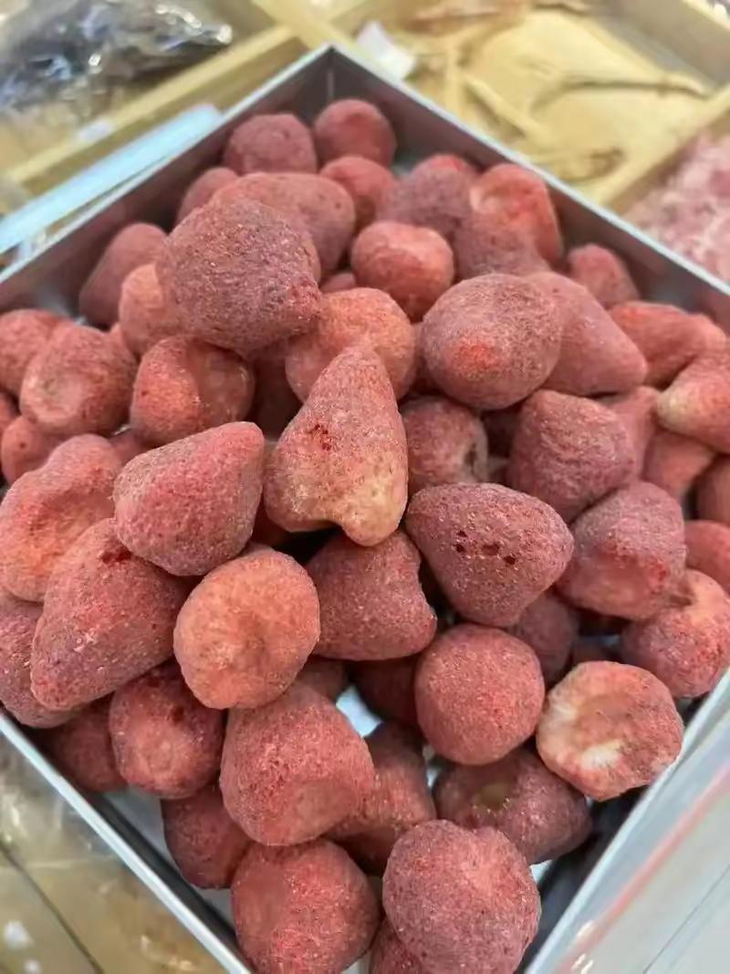 云南冻干草莓事件持续发酵，早已不是简单下架产品、暂停营业就能平息的风波。根据官方