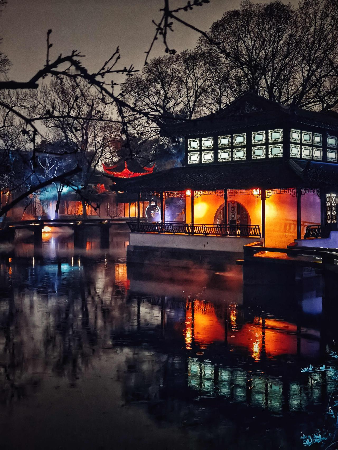 门票198元的夜游拙政园到底值不值？

第一次去拙政园，是在一个雨夜。
不是普通