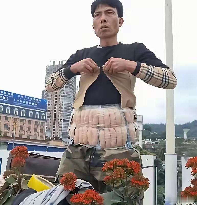 笑不活了，越南小贩走私中国产的香肠，网友：这一点也藏不住啊！ ​​​