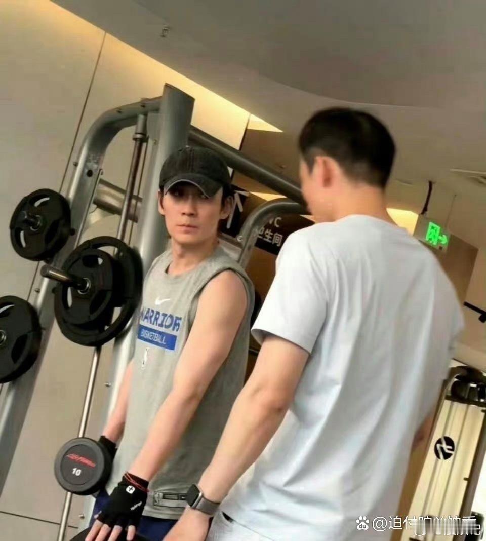 朱一龙又默默的在健身房撸铁了 ​​​