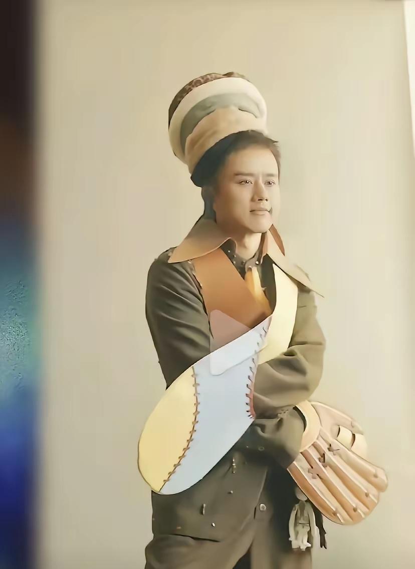 造型师若跟张杰没有仇，绝不会给他做出这样的造型，太复古了不说，像文物照片似的，还