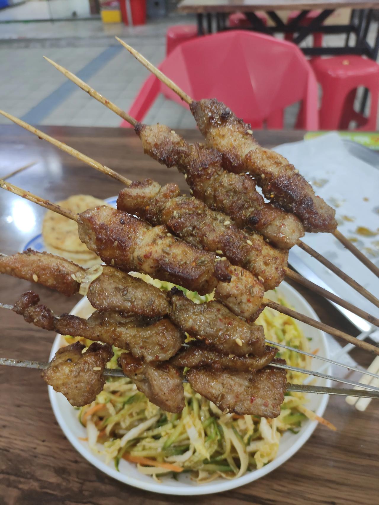 学校附近总能发现美食的宝藏，在向阳美食街发现了一家东北烧烤，牛肉、五花肉3元一串