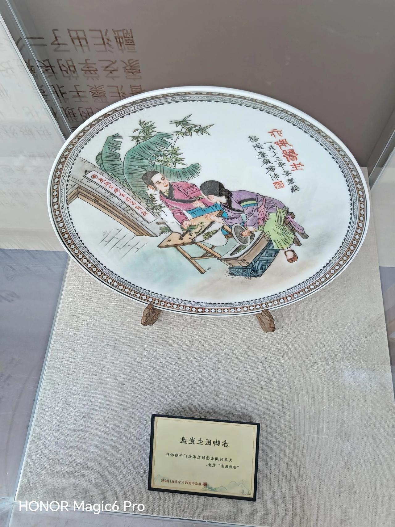 在东直门中医院通州院区大厅，仿佛能感受到中医传承的深厚韵味。就像郭维琴教授，她从