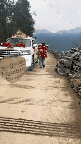 谁懂啊！云南宝妈背着龙凤胎撞婚车，这波“讨喜”才是民俗该有的样子！ 背着俩娃追着