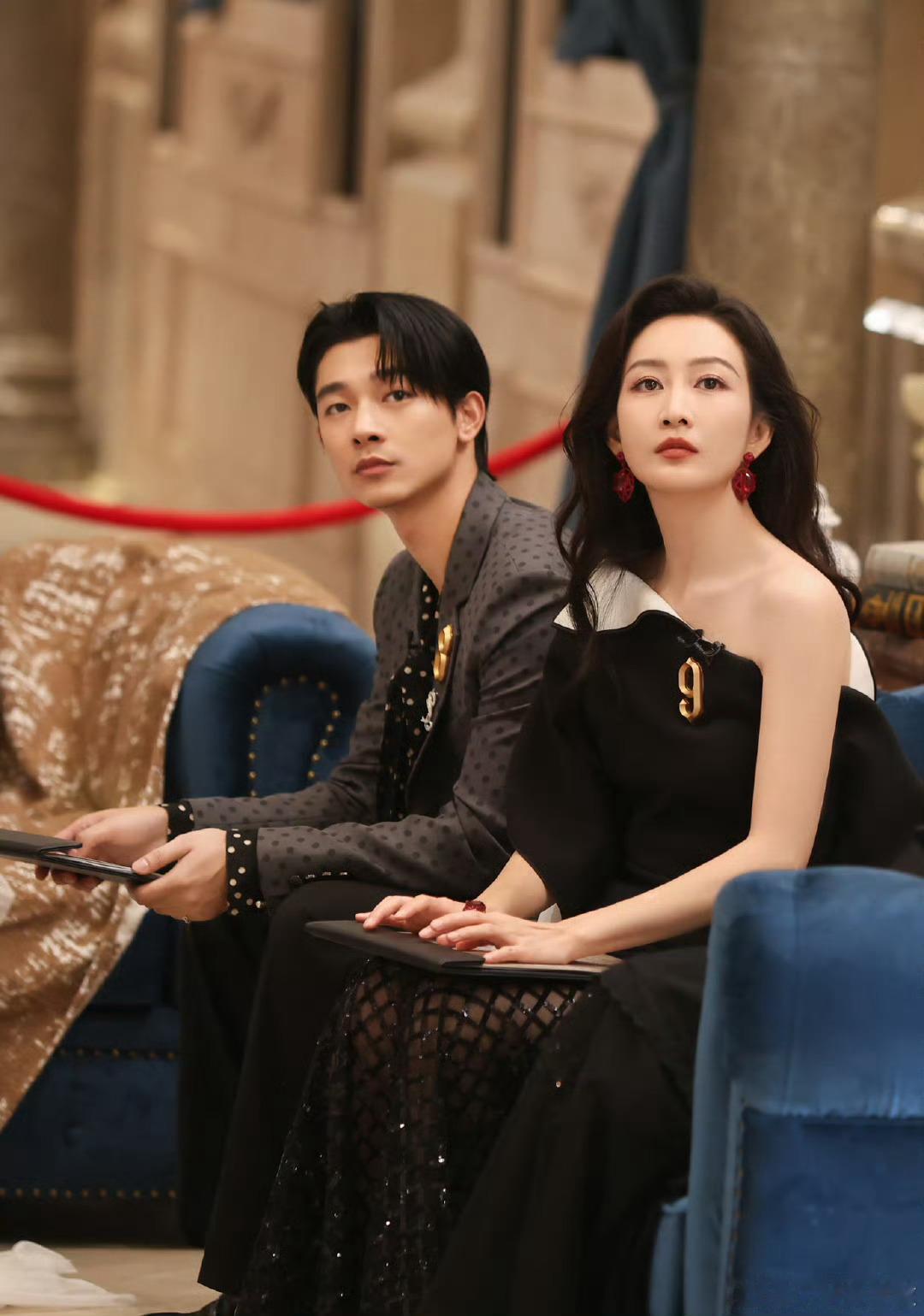 大侦探超前聚会高清剧照大侦探  M先生倒下的姿势像某种暗号。白敬亭转着戒指打量全